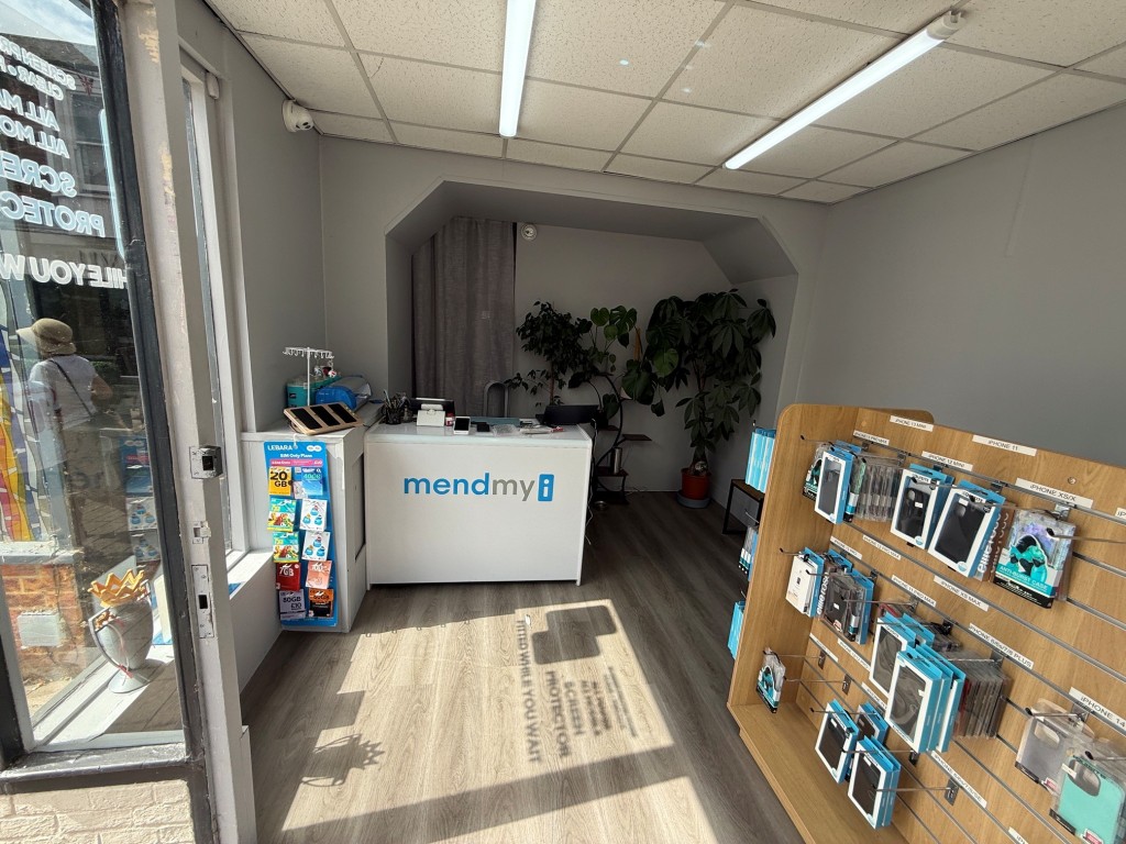 Lot: 119 - MIXED USE TOWN CENTRE INVESTMENT PROPERTY - View of the sales area of the shop front from the front door